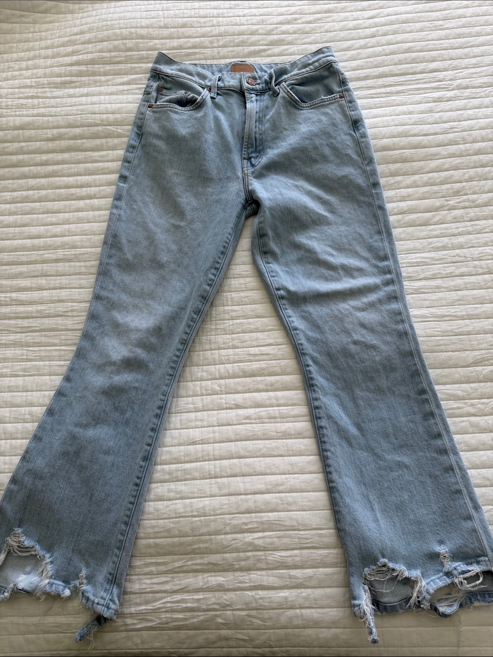 MOTHER THE INSIDER CROP STEP CHEW/ FRAY Lt Blue Flare Jeans with Distressed Hem